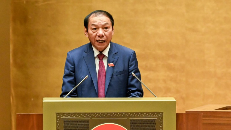 Bộ trưởng Văn hoá, Thể thao và Du lịch Nguyễn Văn Hùng trình bày Tờ trình dự án Luật Báo chí (sửa đổi). (Ảnh: DUY LINH)
