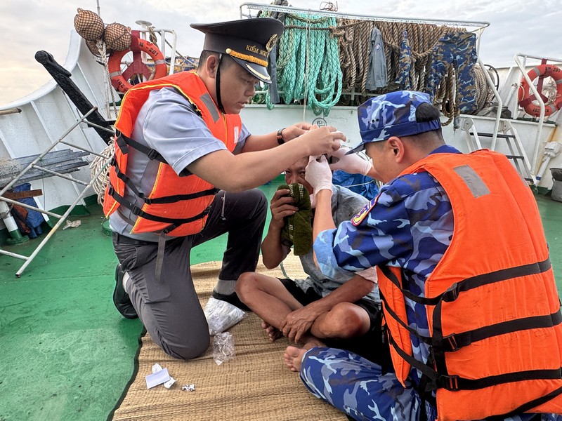 Sơ cấp cứu ngư dân Đào Văn Thiện.