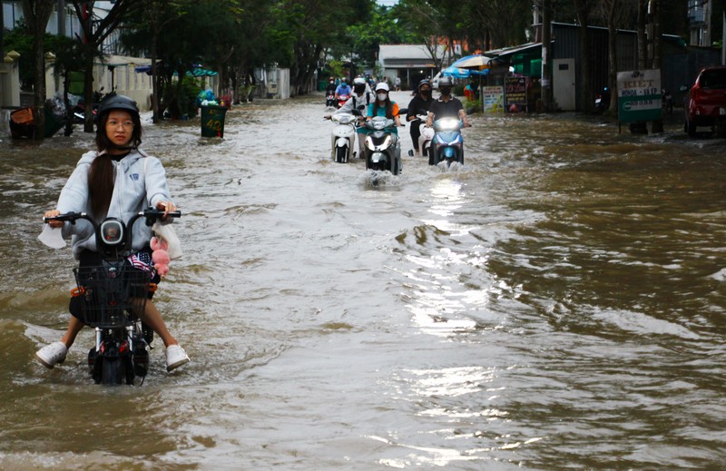Triều cường vượt mức lịch sử gây ảnh hưởng lớn đến đời sống, sinh hoạt người dân.