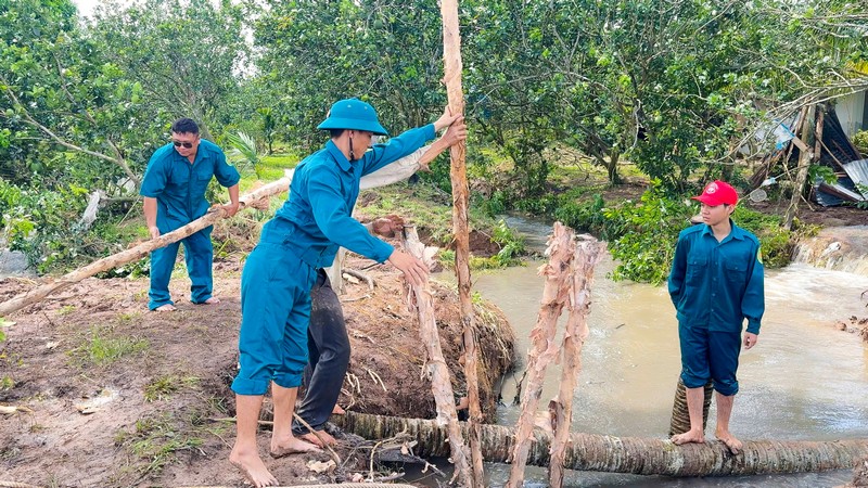 Ngành chức năng nỗ lực thực hiện các biện pháp ứng phó, gia cố điểm sạt lở.