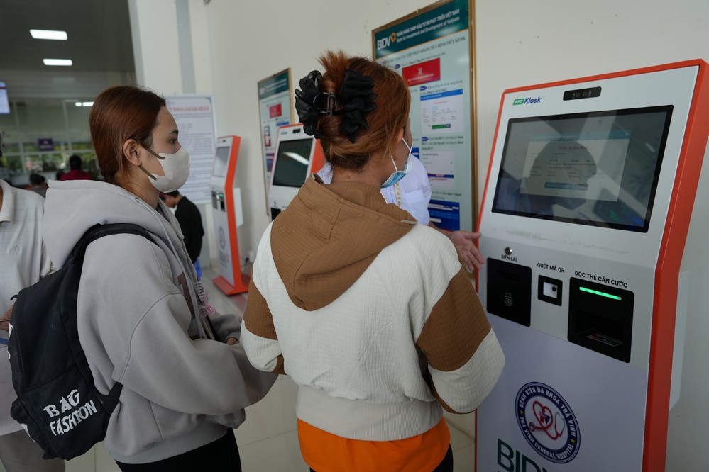 Kiosk thông minh- giúp việc tra cứu lịch khám, danh mục dịch vụ y tế và được hướng dẫn sử dụng thuốc ngay trên màn hình hệ thống Kiosk.