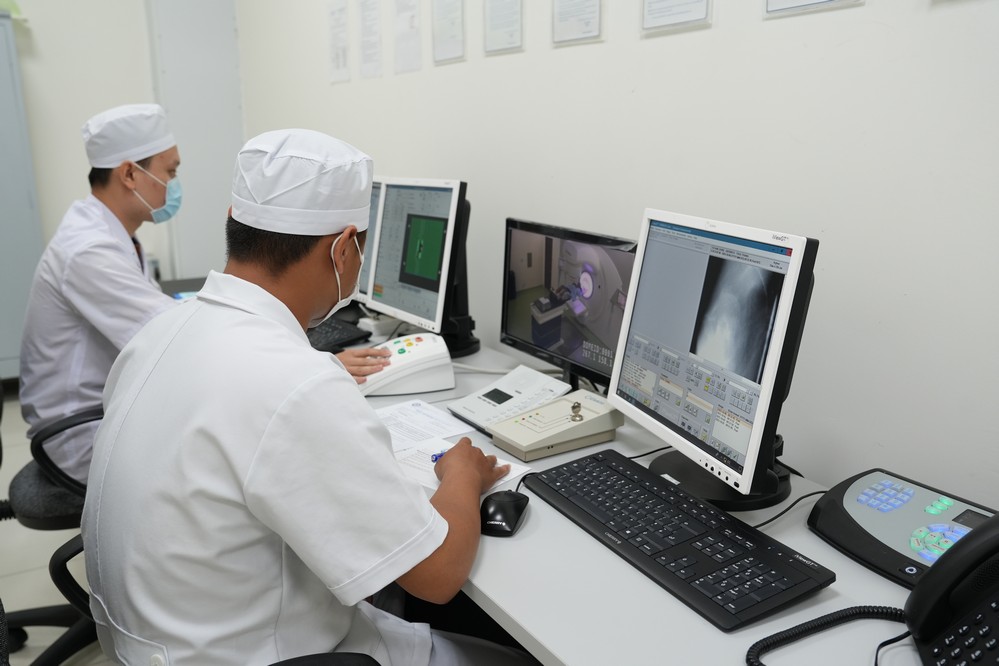 Bác sĩ đọc hình ảnh CT, MRI, DSA, siêu âm… đã được số hóa và truyền lưu trên hệ thống máy có kết nối với PACS, giúp cho việc chẩn đoán hình ảnh nhanh chóng hơn.