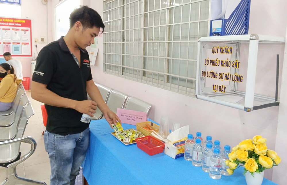 
Bàn tự phục vụ ăn nhẹ miễn phí tại TTPVHCC xã Châu Thành.