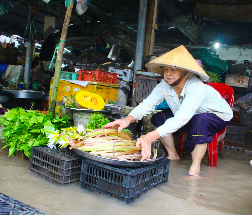 Tiểu thương chợ Cua cho biết nước năm nay dâng cao hơn so với mọi năm.