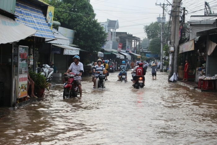 Triều cường dâng cao, nhiều tuyến đường nội ô bị ngập sâu