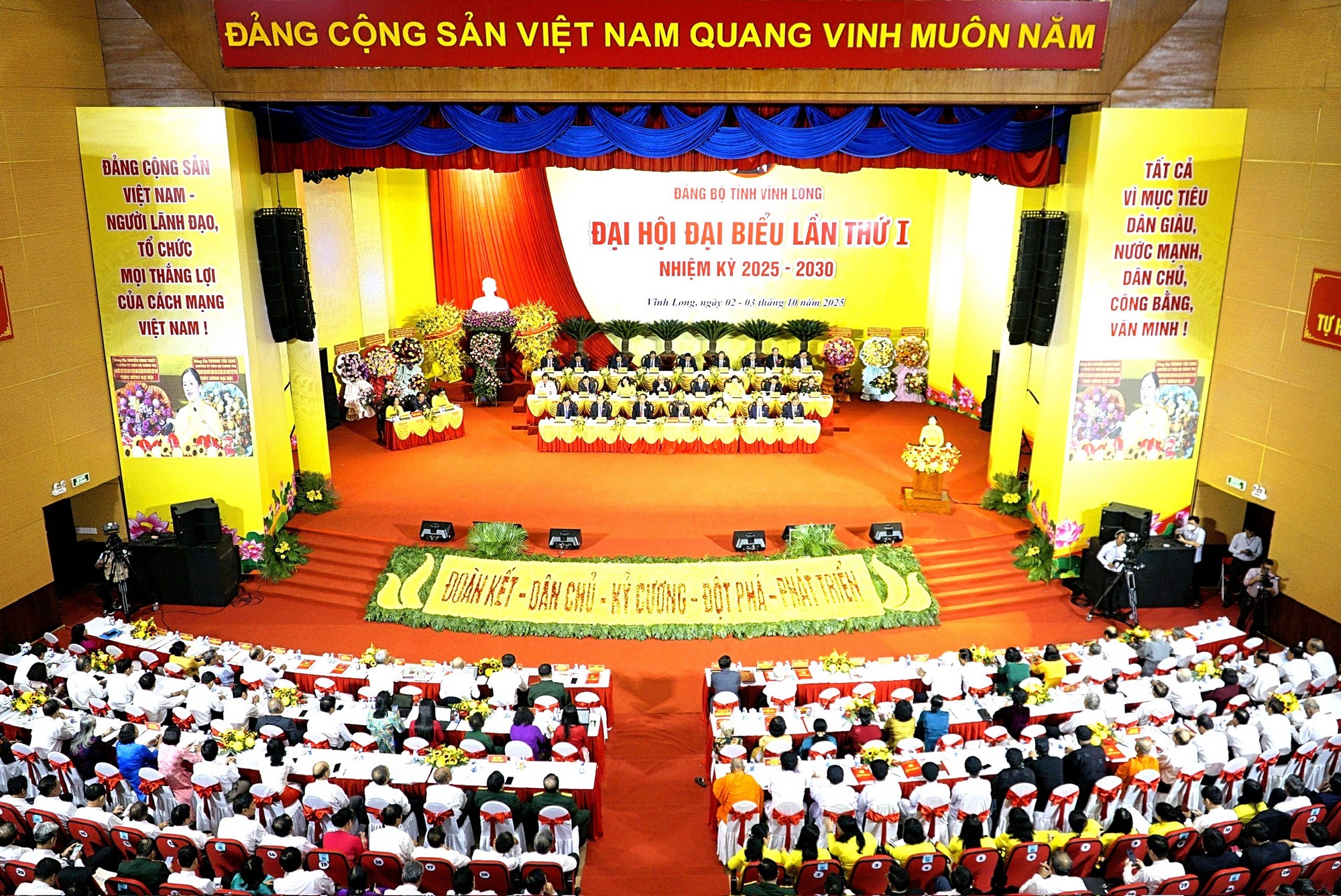 Đại hội tiếp tục chương trình, tiến hành tham luận, thảo luận tại hội trường.