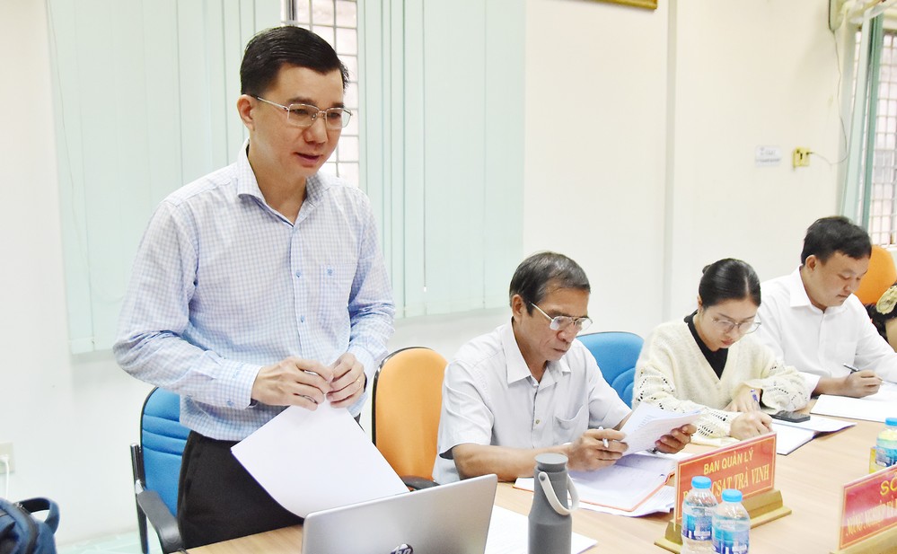 Ông Hồng Ngọc Hưng- Phó Giám đốc Sở Tài chính, Giám đốc Ban Quản lý Dự án CSAT Trà Vinh báo cáo tiến độ thực hiện các dự án ODA.

