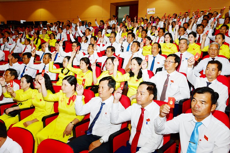 100% đại biểu dự Đại hội đại biểu Đảng bộ tỉnh Vĩnh Long lần thứ I, nhiệm kỳ 2025-2030 biểu quyết thông qua Nghị quyết Đại hội. Ảnh: BÁ THI