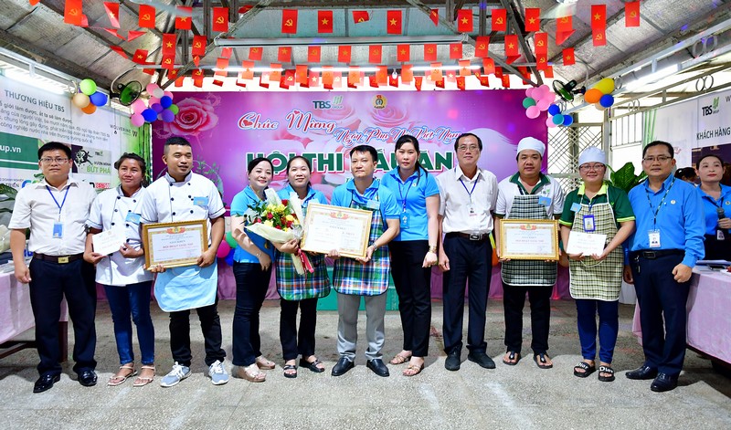 Ông Phan Trọng Hiền- Tổng Giám đốc Công ty TNHH Giày da Mỹ Phong trao quà chúc mừng ngày 20/10 cho lao động nữ công ty.