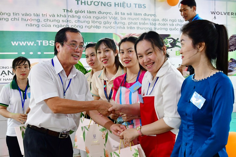 Ban tổ chức trao giải cho các đội đạt thành tích cao tại hội thi.

