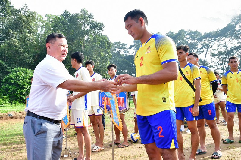 Ông Nguyễn Minh Hiền- Giám đốc Trung tâm Huấn luyện và Thi đấu Thể thao Vĩnh Long trao cờ lưu niệm cho các đội tham gia giải.