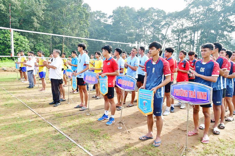 Giải đấu thu hút 8 đội bóng đến từ các địa phương, đơn vị trong tỉnh.