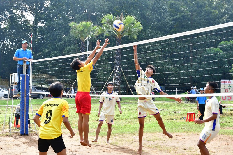 Đội phường Đông Thành (bên trái) giành chiến thắng với tỷ số 3-0 trước đội Trường Cao đẳng Nghề Trà Vinh ở trận đầu tiên của giải.