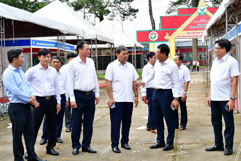 Lãnh đạo tỉnh và các ngành kiểm tra thực tế công tác chuẩn bị tổ chức Hội chợ vào chiều ngày 27/10. Ảnh: BÁ THI