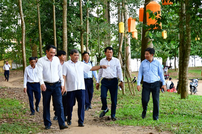 Đồng chí Kim Ngọc Thái- Phó Bí thư Tỉnh ủy và đoàn công tác đến kiểm tra tại Khu danh lam thắng cảnh Ao Bà Om.