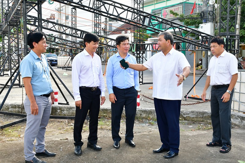 Tại khu vực diễn ra Giải đua ghe ngo, đồng chí Kim Ngọc Thái yêu cầu lắp đặt thêm ghế ngồi phục vụ đại biểu.