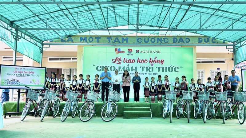 Trao học bổng “Gieo mầm tri thức” cho học sinh có hoàn cảnh khó khăn xã Bảo Thạnh, tỉnh Vĩnh Long