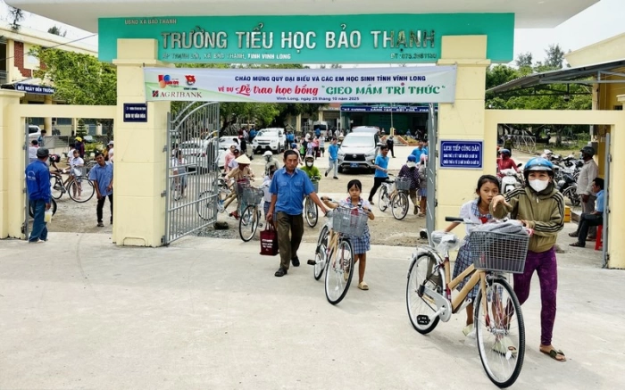Trao học bổng “Gieo mầm tri thức” cho học sinh có hoàn cảnh khó khăn tại Vĩnh Long