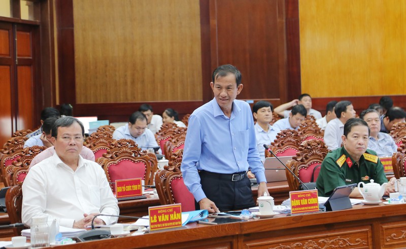 Đồng chí Đặng Văn Chính- Ủy viên Ban Thường vụ Tỉnh ủy, Phó Chủ tịch Thường trực UBND tỉnh đóng góp ý kiến đối với các tờ trình.