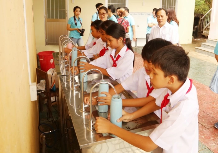 Bàn giao máy lọc nước và công trình nhà vệ sinh tại Trường Tiểu học Hàm Giang B