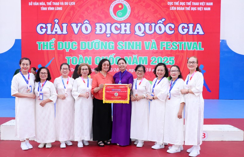 Bà Nguyễn Thị Hảo- Chủ tịch Hội đồng Thể dục dưỡng sinh, Liên đoàn Thể dục Việt Nam (thứ 5, trái sang) trao cờ đăng cai cho đơn vị TP Huế.