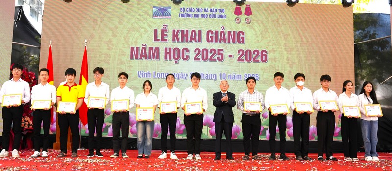 Lãnh đạo Trường ĐH Cửu Long khen thưởng các sinh viên có kết quả học tập xuất sắc.
