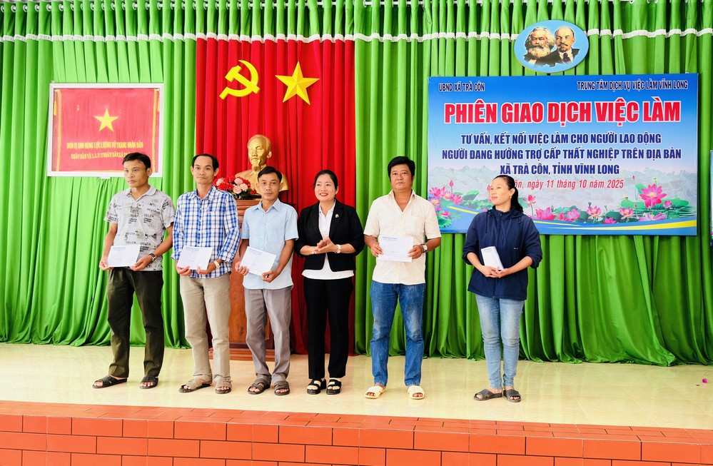  Tại phiên giao dịch, trung tâm vận động các công ty, doanh nghiệp trao tặng 5 phần quà cho hộ gia đình hoàn cảnh khó khăn ở xã Trà Côn.