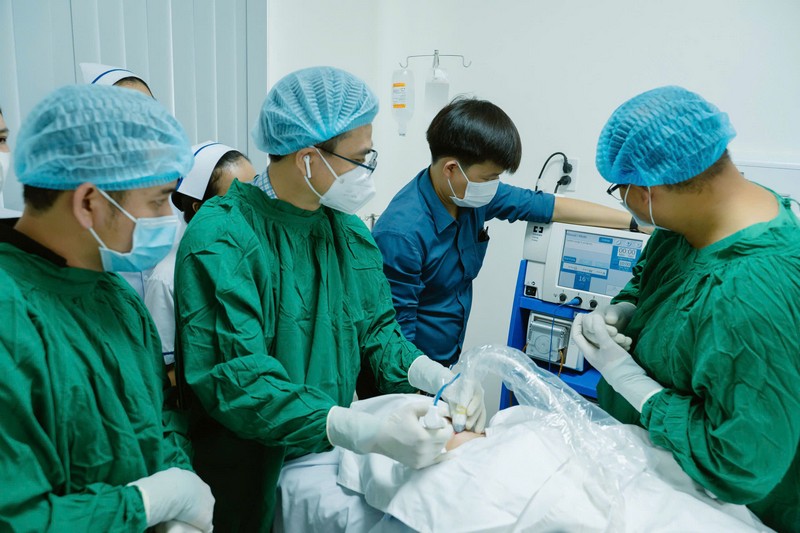 Các bác sĩ BVĐK Trà Vinh sử dụng sóng cao tần điều trị bướu cổ cho bệnh nhân.