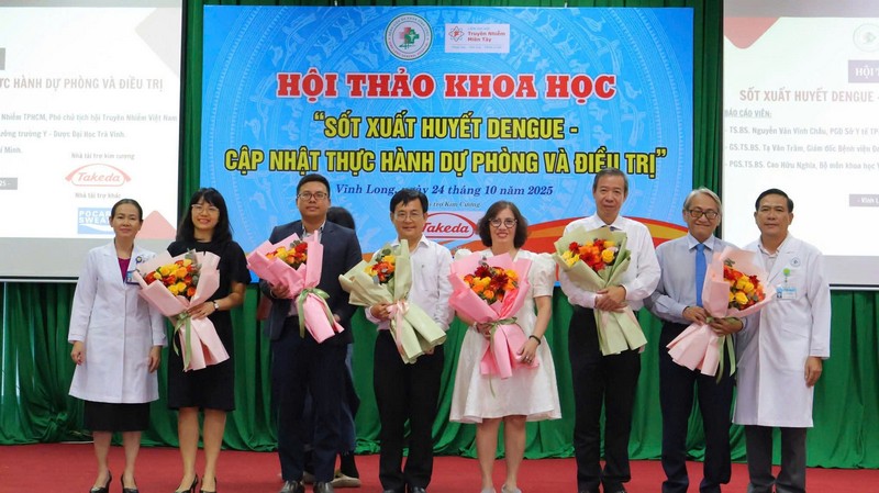 BGĐ BVĐK Vĩnh Long tặng hoa cho báo cáo viên và đơn vị tài trợ.