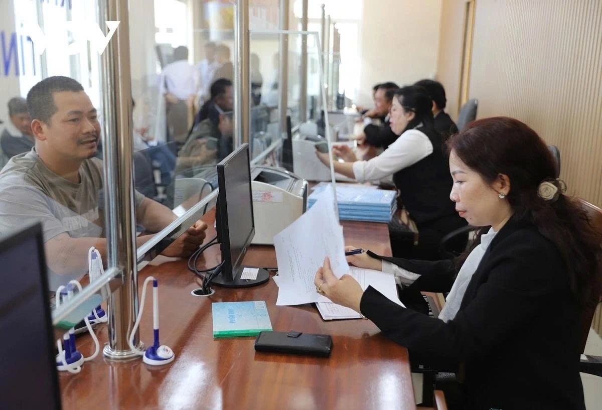 Công chức giải quyết thủ tục hành chính cho người dân trong ngày đầu vận hành chính thức chính quyền địa phương 2 cấp