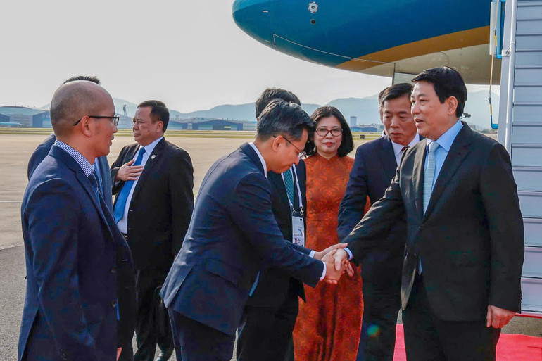 Chủ tịch nước Lương Cường đến Hàn Quốc, bắt đầu chương trình tham dự Tuần lễ Cấp cao APEC 2025. (Ảnh: Xuân Kỳ)