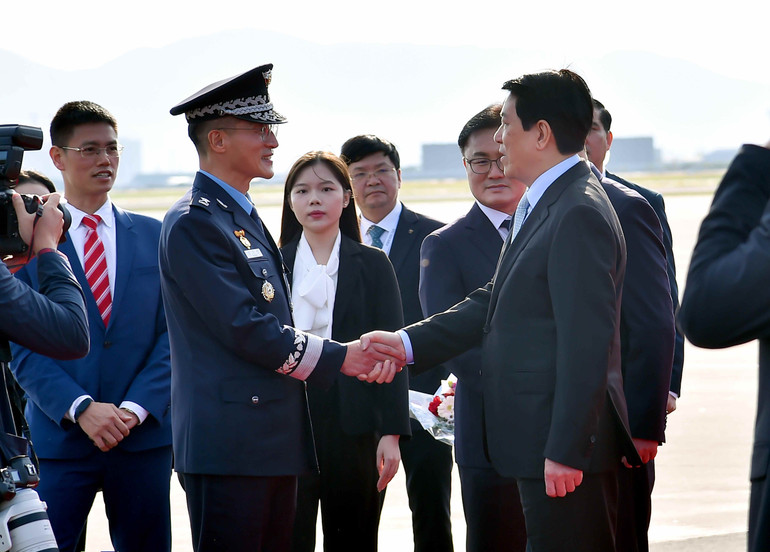 Chủ tịch nước Lương Cường đến Hàn Quốc, bắt đầu chương trình tham dự Tuần lễ Cấp cao APEC 2025. (Ảnh: XUÂN KỲ)