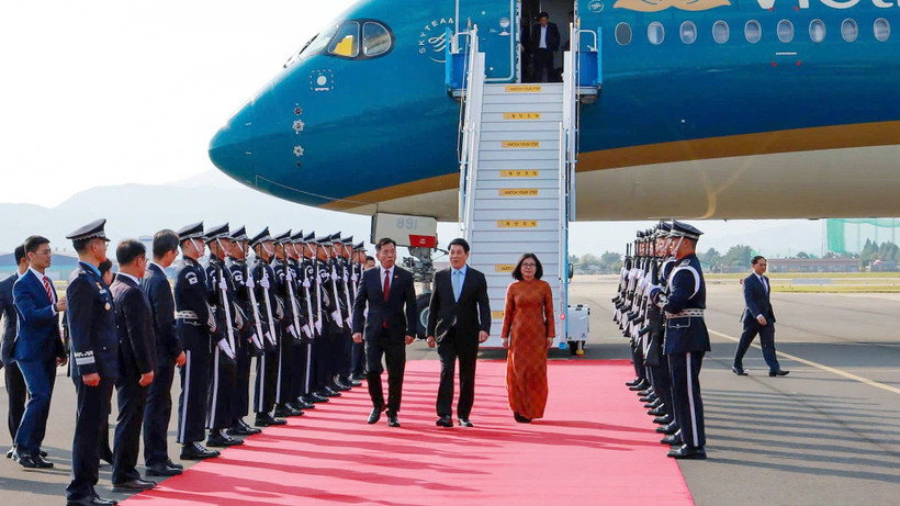 Chủ tịch nước Lương Cường đến Hàn Quốc, bắt đầu chương trình tham dự Tuần lễ Cấp cao APEC 2025. (Ảnh: XUÂN KỲ)