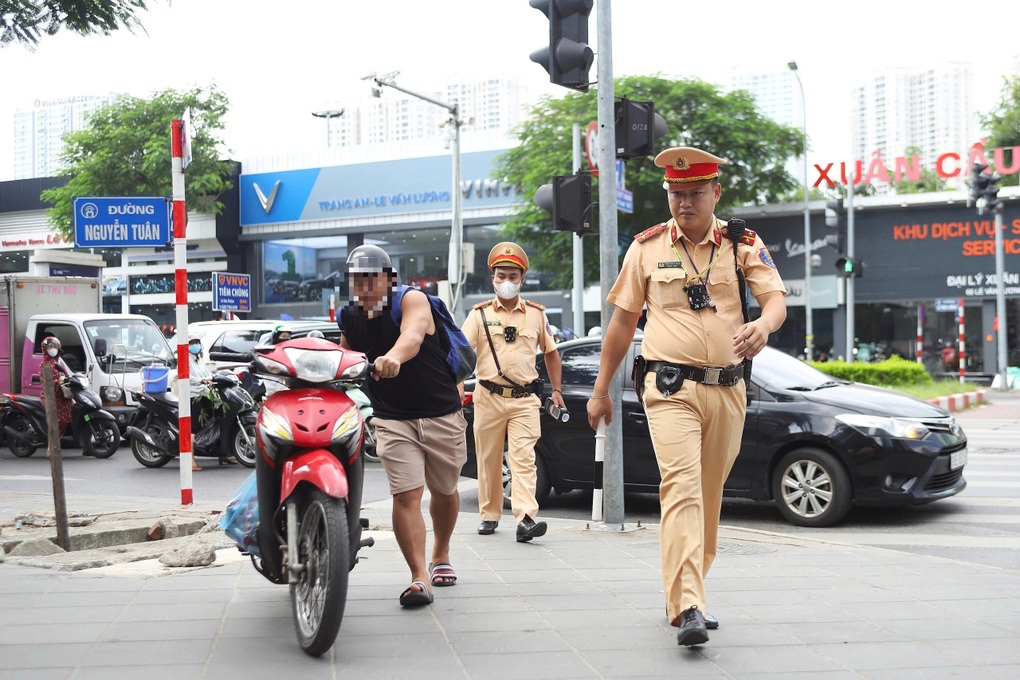 Đội CSGT đường bộ số 7 kiểm tra, phát hiện một lái xe máy vi phạm nồng độ cồn tại nút giao Lê Văn Lương - Hoàng Minh Giám (Ảnh: Ngọc Tiến).