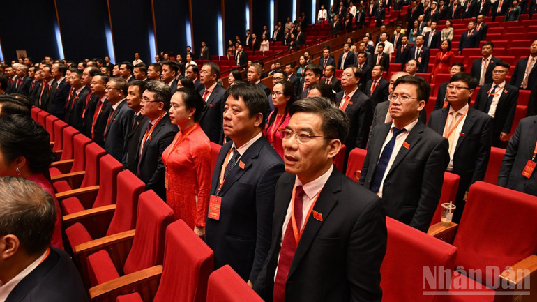 Các đại biểu thực hiện nghi thức chào cờ bế mạc Đại hội. (Ảnh: TRẦN HẢI)