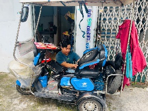 Chiếc xe điện theo anh trên khắp các ngả đường.