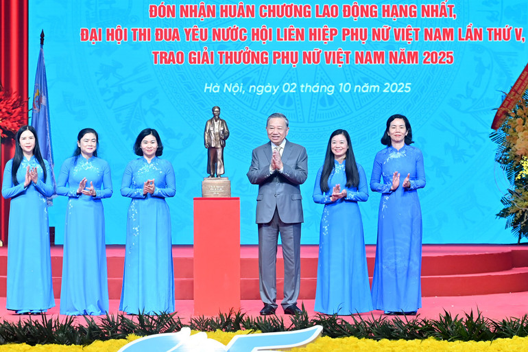 ổng Bí thư Tô Lâm trao bức tượng Chủ tịch Hồ Chí Minh tặng Hội Liên hiệp Phụ nữ Việt Nam. (Ảnh: ĐĂNG KHOA)