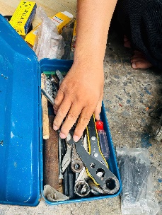 Thùng đồ nghề ít ỏi.