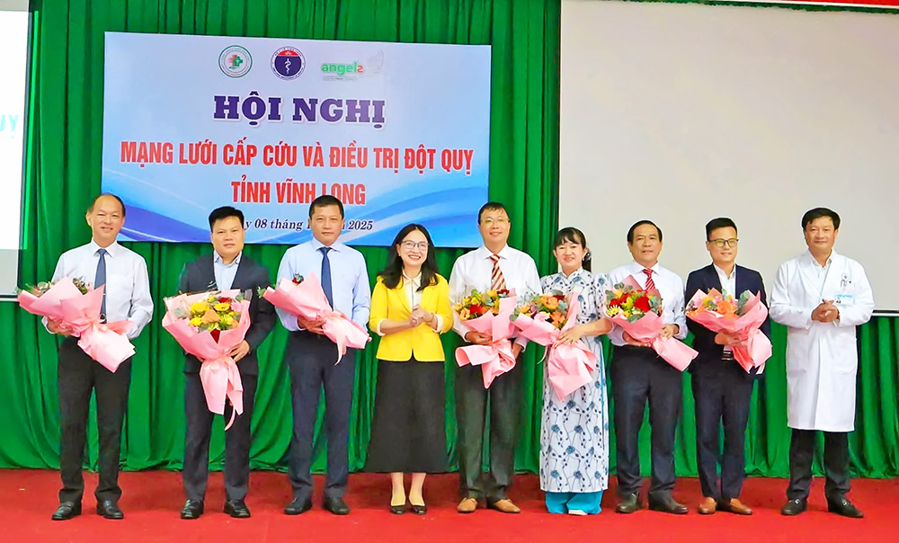 Giám đốc Sở Y tế- Hồ Thị Thu Hằng và Giám đốc BVĐK Vĩnh Long Nguyễn Thanh Truyền tặng hoa cho các báo cáo viên tại hội nghị.
