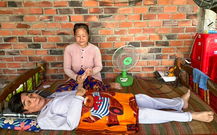 Đột quỵ não mất khả năng lao động, cần được giúp đỡ