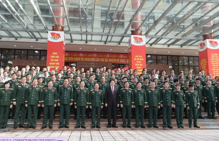 Chủ tịch nước Lương Cường cùng các đại biểu