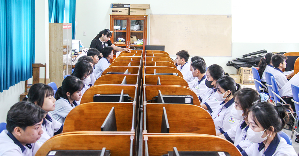 Giờ thực hành tin học của học sinh Trường THPT Nguyễn Huệ.