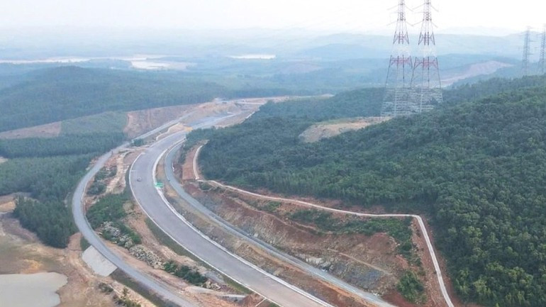 Một đoạn cao tốc bắc-nam đi qua tỉnh Quảng Bình vừa hoàn thành.