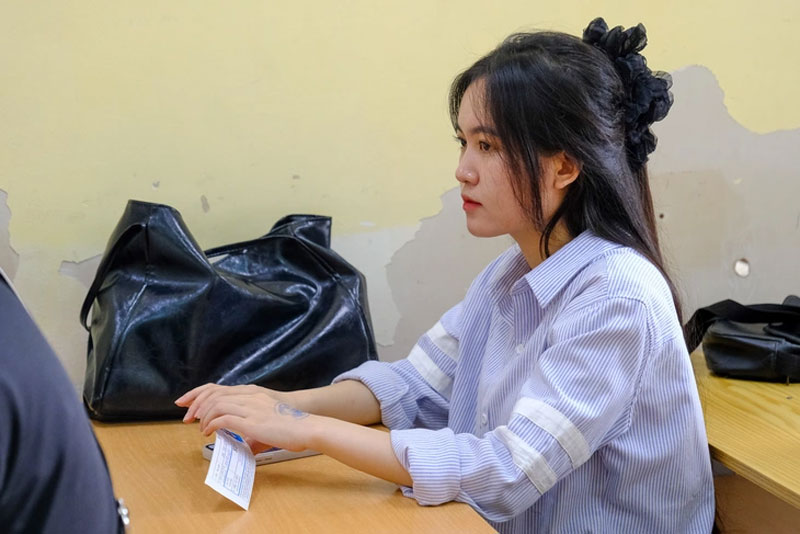 Người lao động có nguyện vọng đi làm việc ở Hàn Quốc làm thủ tục tham gia thi năng lực trong chương trình EPS - Ảnh: HÀ QUÂN