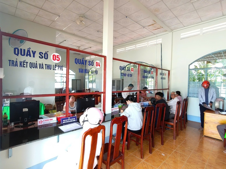 Người dân thực hiện thủ tục tại Trung tâm Phục vụ hành chính công xã Trung Hiệp, tỉnh Vĩnh Long- Ảnh: VGP