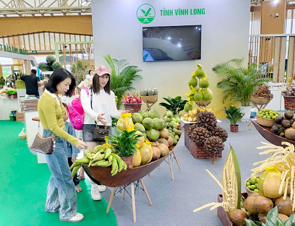 Khách tham quan khu vực trưng bày sản phẩm của tỉnh Vĩnh Long.
