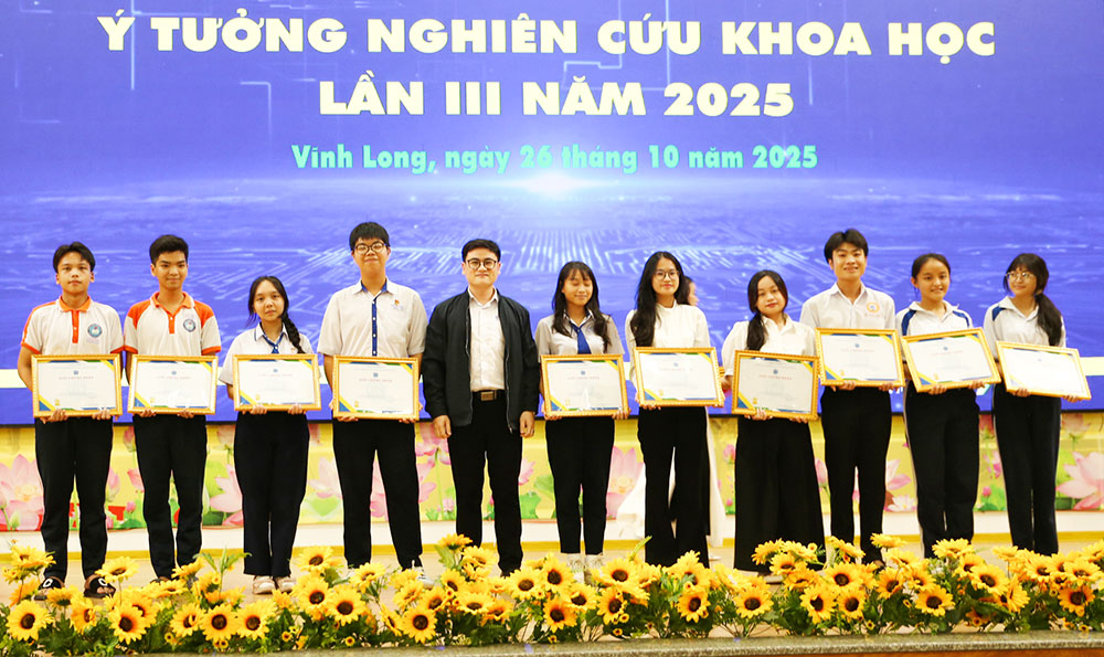 Đại diện Ban giám khảo trao giải cho các ý tưởng đạt thành tích cao.