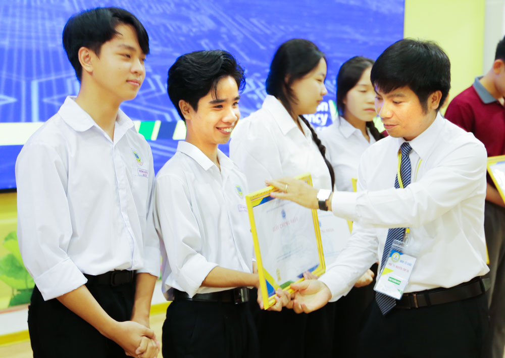 PGS.TS Nguyễn Tấn Tài- Viện trưởng Viện Công nghệ sinh học, Trường Đại học Trà Vinh trao giải cho các ý tưởng đạt thành tích cao.