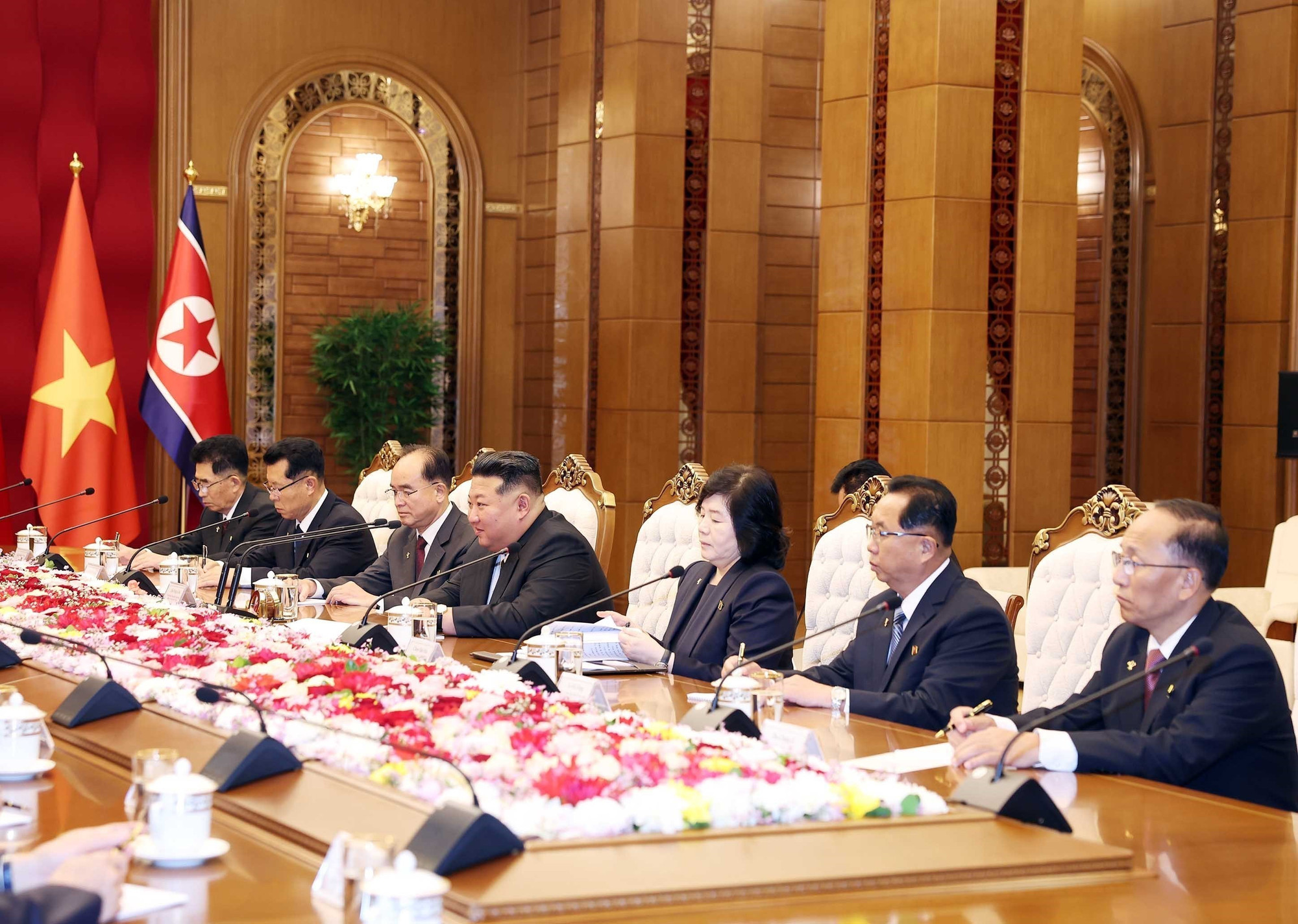 Tổng Bí thư, Chủ tịch Quốc vụ CHDCND Triều Tiên Kim Jong Un và Đoàn cấp cao Triều Tiên tại cuộc hội đàm với Tổng Bí thư Tô Lâm. (Ảnh: THỐNG NHẤT/TTXVN)