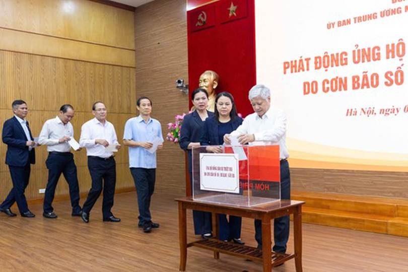 Đoàn Chủ tịch Ủy ban Trung ương MTTQ Việt Nam ủng hộ đồng bào bị thiệt hại do bão số 10 gây ra - Ảnh: VGP/Toàn Thắng